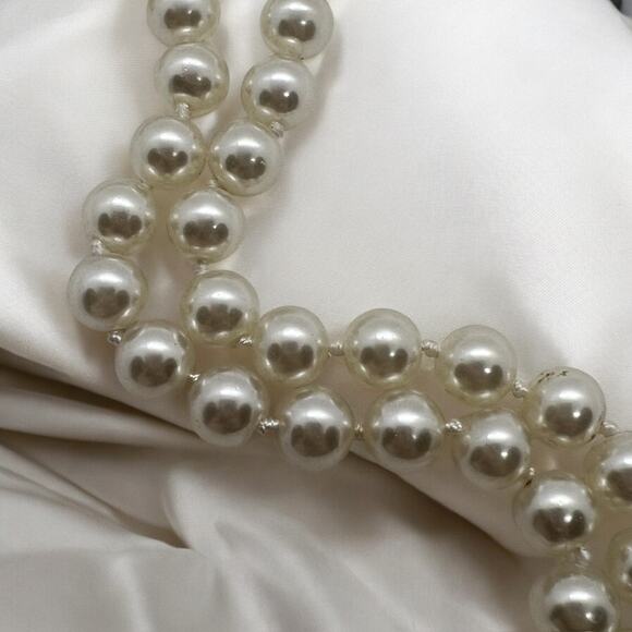 Vintage Faux Pearl Necklace-18''-Knotted-8mm Beads-Filigree Clasp-Bridal-Wedding - Picture 4 of 6
